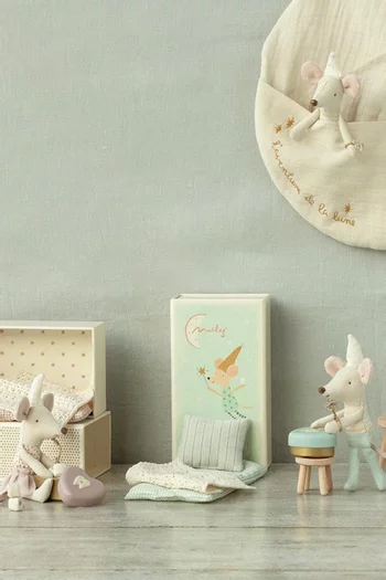 دمية ليتل براذر بتصميم فأر جني أسنان في صندوق بتصميم علبة كبريت