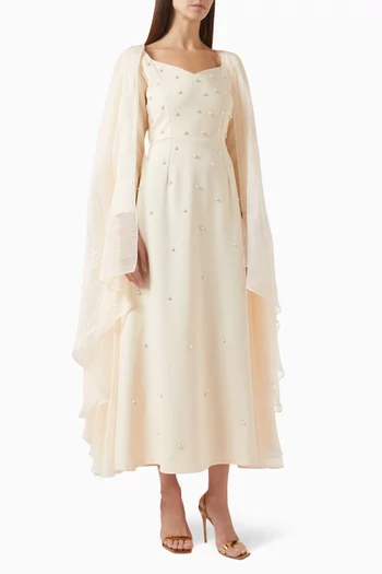 فستان طويل بأكمام كاب وتطريزات باللؤلؤ