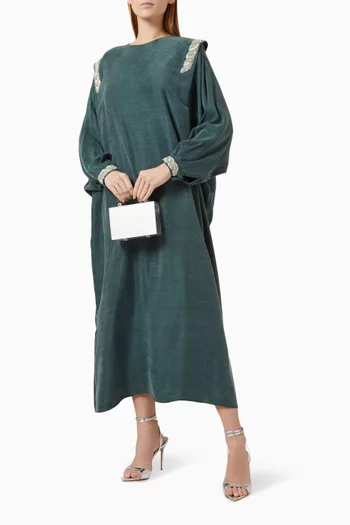 فستان سهرة بأكتاف مزينة بتطريزات