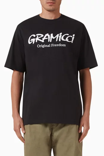 تي شيرت بشعار الماركة وعبارة Original Freedom قطن جيرسيه