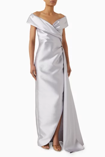 فستان سهرة بذيل جانبي وأكتاف مكشوفة ميكادو