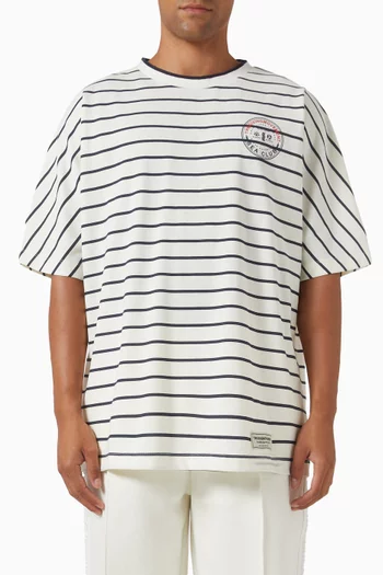 تي شيرت فضفاض بطبعة مقوسة ونقشة مخططة قطن