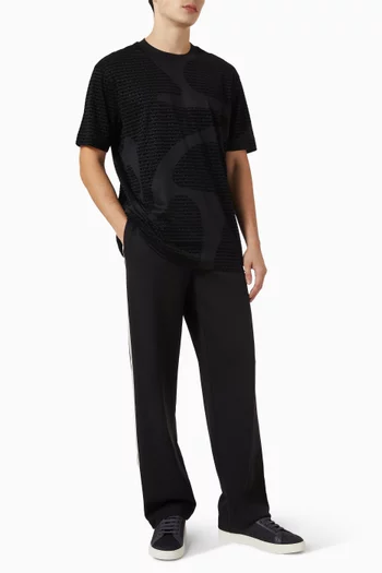 تي شيرت مزين بالكامل بشعار الماركة بملمس بارز