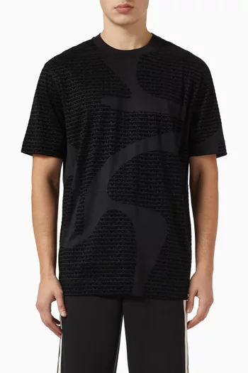 تي شيرت مزين بالكامل بشعار الماركة بملمس بارز