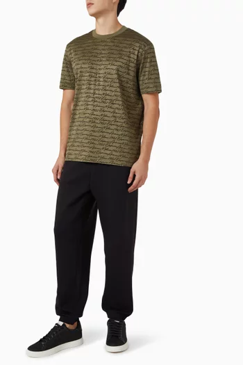 تي شيرت مزين بالكامل بشعار الماركة بملمس بارز