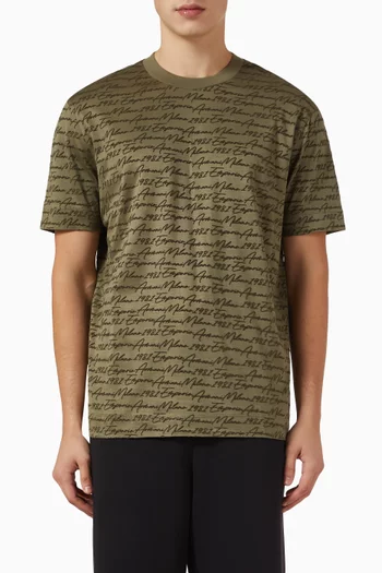 تي شيرت مزين بالكامل بشعار الماركة بملمس بارز