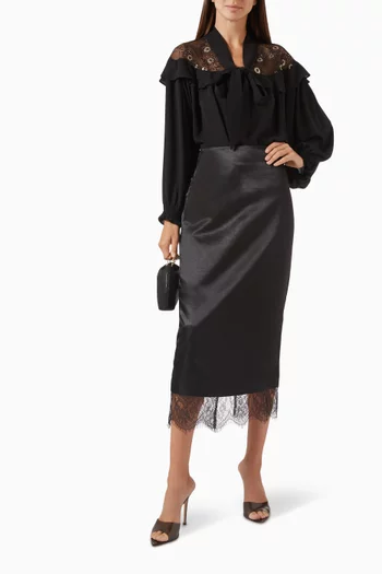 بلوزة بوشاح على الرقبة وجزء دانتيل