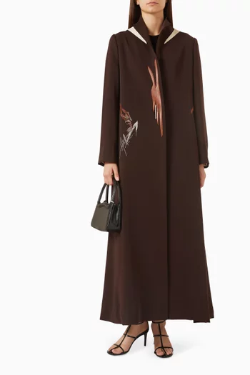 عباية بأكمام طويلة وتطريزات