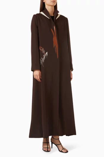 عباية بأكمام طويلة وتطريزات