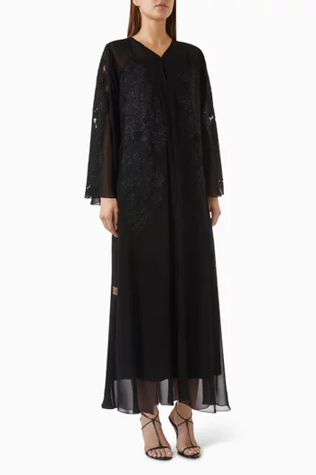 عباية بحواف دانتيل وتطريزات