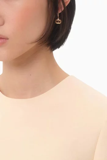 أقراط هاجي بشعار حرف V مرصعة بأحجار سواروفسكي نحاس بلون ذهبي