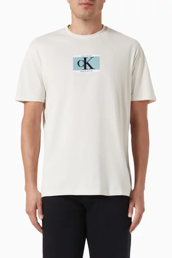 تي شيرت بطبعة مربعة بشعار الماركة قطن