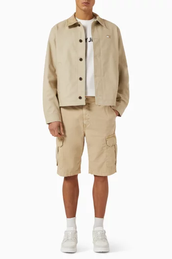 جاكيت بتصميم عملي بشعار الماركة من نفس اللون