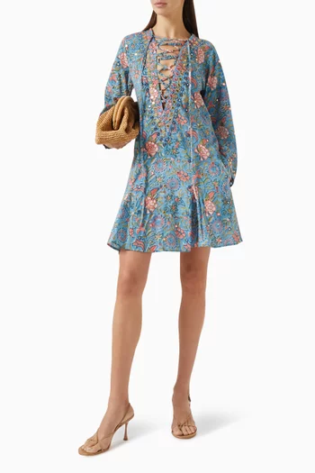 قفطان كلاسيكي قصير بأربطة وتطريزات عاكسة للضوء