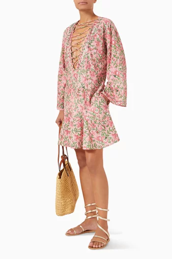 قفطان قصير بقصة كلاسيكية وتصميمات عاكسة للضوء