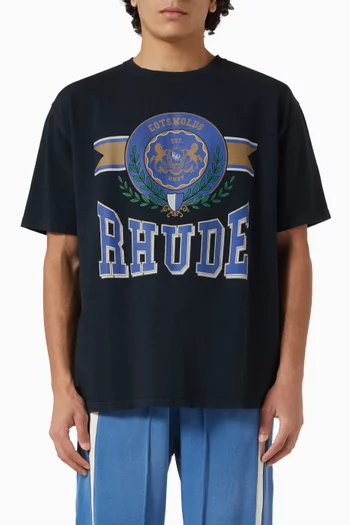 تي شيرت بشعار الماركة وطبعة Cotswold قطن