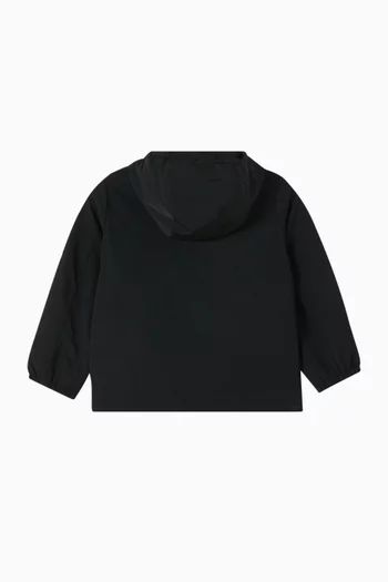 كنزة بغطاء رأس وسحّاب وشعار الفروسية