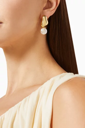 أقراط متدلية كارتر مزينة باللؤلؤ نحاس مطلي ذهب عيار 14