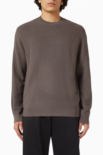 سترة بفتحة رقبة مستديرة ونقشة شعار الماركة