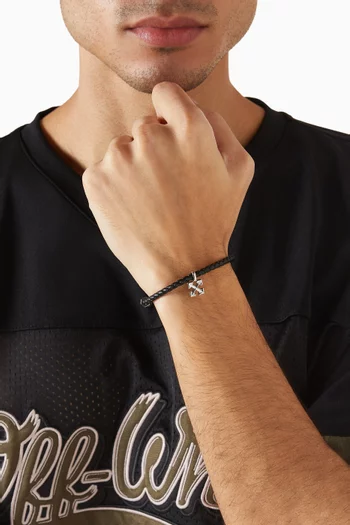 سوار بشعار الأسهم جلد