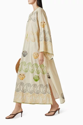 قفطان طويل مزين بتطريزات