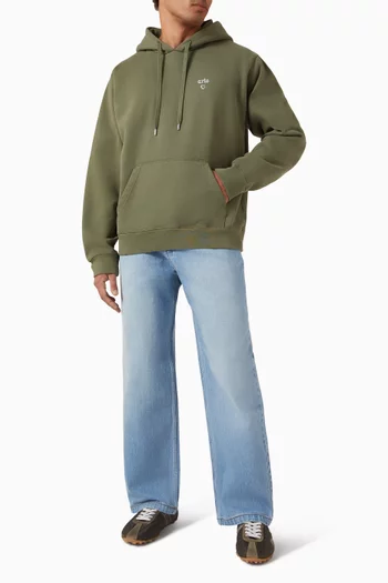 كنزة بغطاء رأس وشعار الماركة وقلب صوف قطني