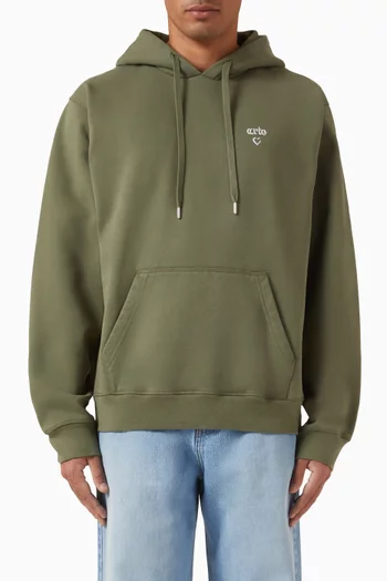 كنزة بغطاء رأس وشعار الماركة وقلب صوف قطني