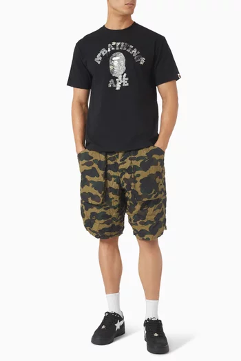 تي شيرت بشعار الماركة بتصميم جامعي وأوراق شجر مموهة قطن