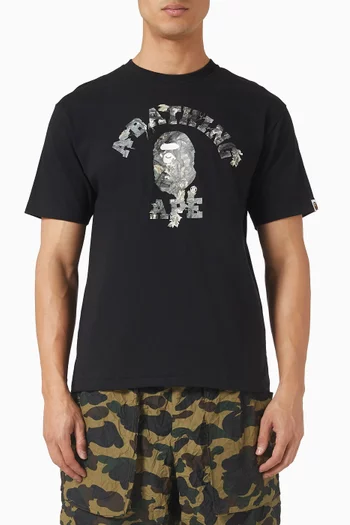 تي شيرت بشعار الماركة بتصميم جامعي وأوراق شجر مموهة قطن