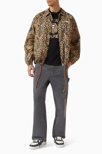 تي شيرت بتصميم جامعي وشعار الماركة بنقشة جلد الفهد قطن