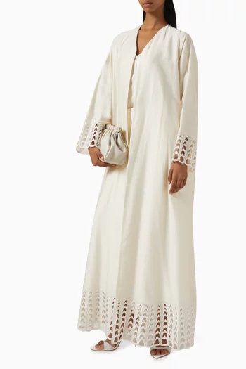 عباية بتطريزات مفرغة