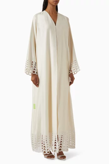 عباية بتطريزات مفرغة