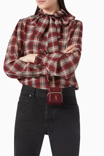 حقيبة كاساندر ميني بتصميم مكعب مبطن بسلسلة جلد لامع