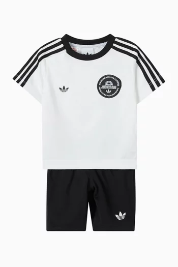 طقم تي شيرت وشورت مزين بخطوط