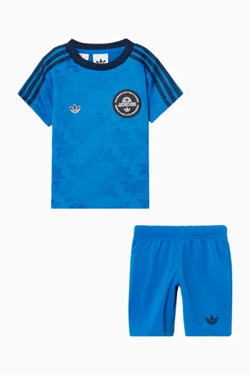 طقم تي شيرت وشورت مزين بخطوط