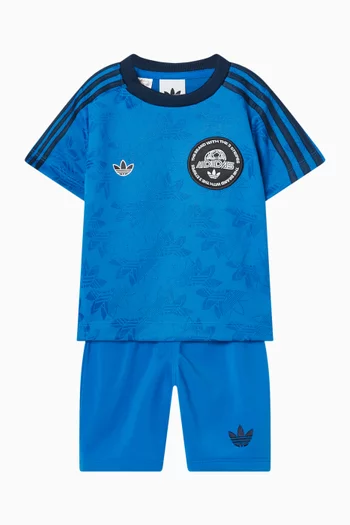 طقم تي شيرت وشورت مزين بخطوط