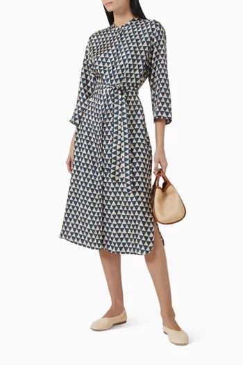 فستان متوسط الطول مزين بنقشة وحزام حرير