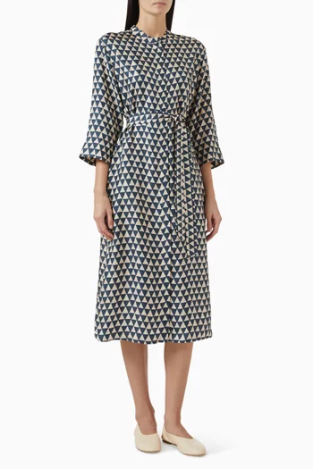 فستان متوسط الطول مزين بنقشة وحزام حرير