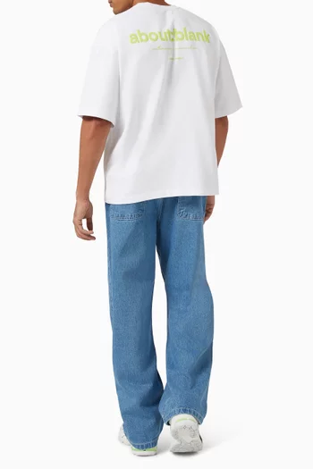 تي شيرت بقصة مربعة وشعار الماركة قطن