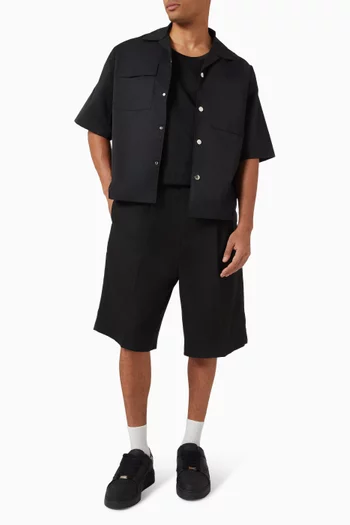 قميص بتصميم عملي وأزرار