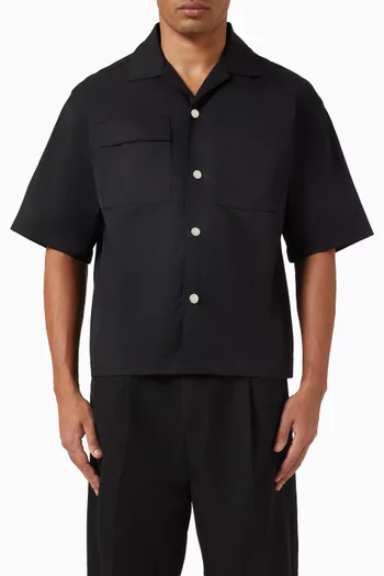 قميص بتصميم عملي وأزرار