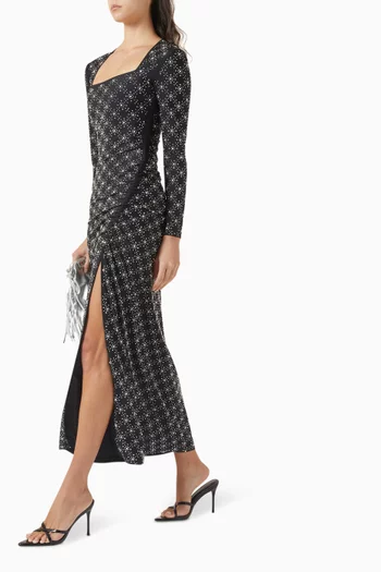 فستان طويل مطرز باللؤلؤ وأحجار الراين