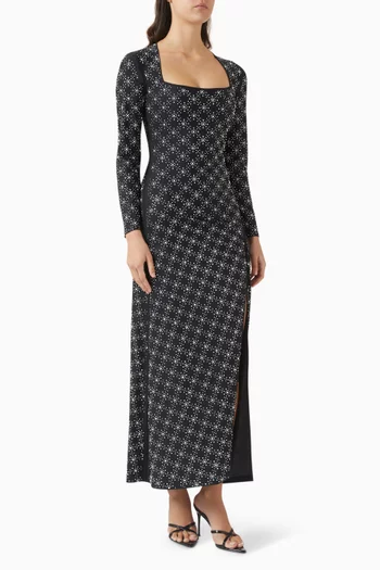 فستان طويل مطرز باللؤلؤ وأحجار الراين