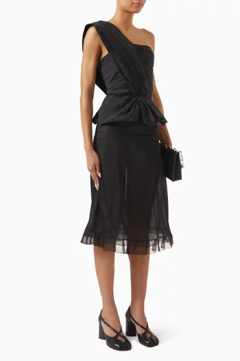 بلوزة بكتف مكشوف وحواف منسلة