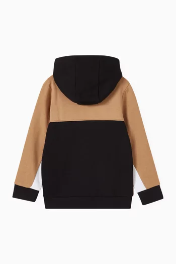 كنزة بغطاء رأس وسحّاب وتصميم مقسم بألوان بشعار الماركة صوف