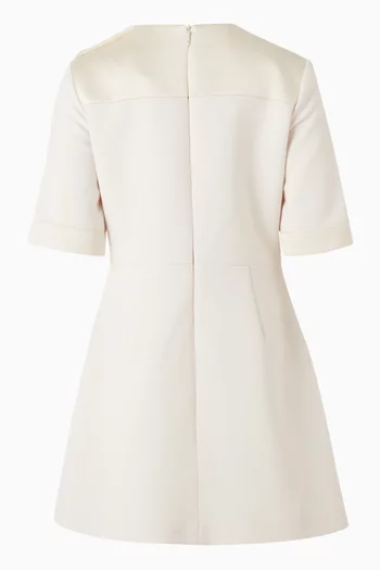 فستان قصير بتصميم يحتفظ بشكله