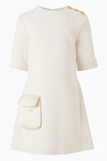 فستان قصير بتصميم يحتفظ بشكله