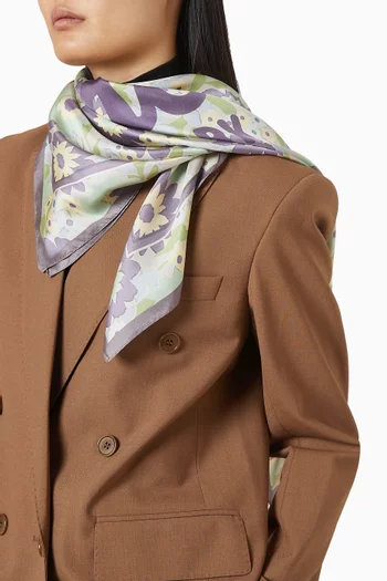 وشاح بقصة مربعة مزينة بنقشة زهور وأوراق الغار حرير