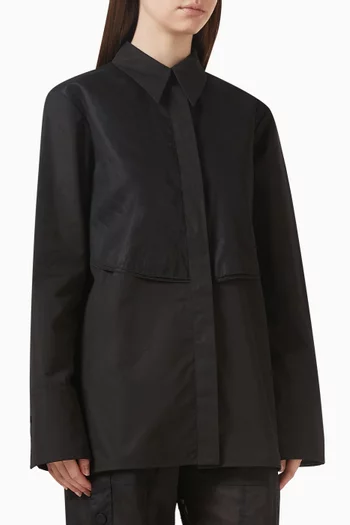 قميص بطبقة وأزرار