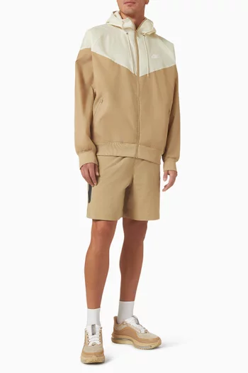 جاكيت ويندرانر بغطاء رأس ضمن تشكيلة الملابس الرياضية